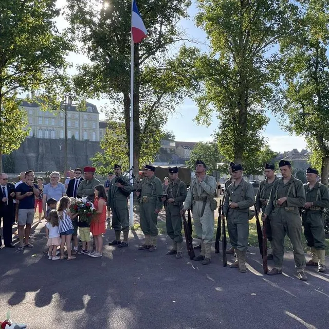 photo une deuxième cérémonie a eu lieu en présence des membres de la colonne leclerc, finalement arrivés sur le coup de 18 h 50.  ©  ouest-france