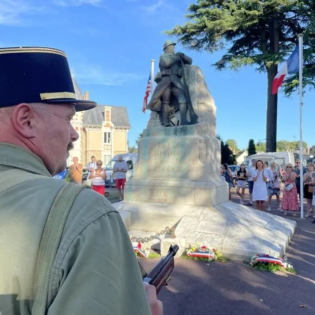 photo la colonne leclerc a honoré les morts pour la france sur le parvis de l’église notre-dame de sablé-sur-sarthe.  ©  ouest-france
