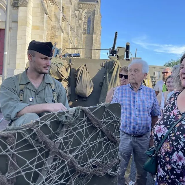 photo les spectateurs ne manquaient pas question à l’attention des figurants de la colonne leclerc.  ©  ouest-france
