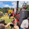 photo  le battage des gerbes de blé avec la batteuse entraînée par la locomotive à vapeur reste l’attraction forte de la fête. 