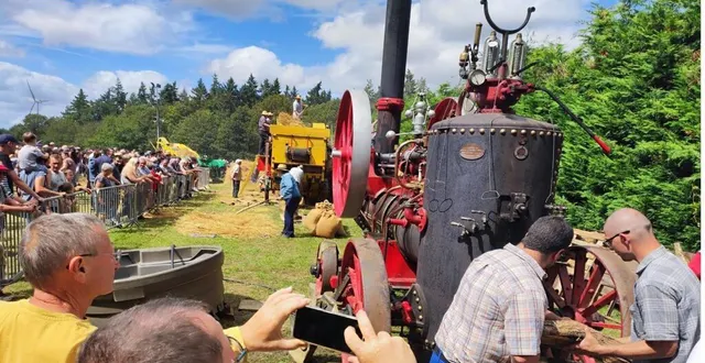 photo  le battage des gerbes de blé avec la batteuse entraînée par la locomotive à vapeur reste l’attraction forte de la fête.  &copy;  co 