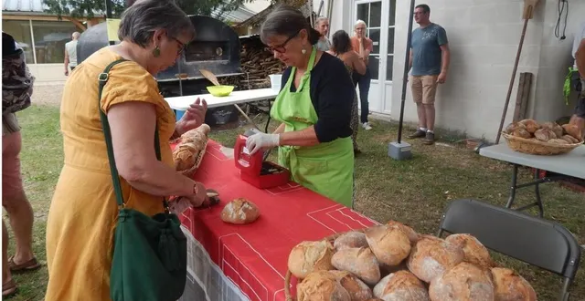 photo  la vente de pains rencontre toujours un très vif succès.  &copy;  le maine libre 