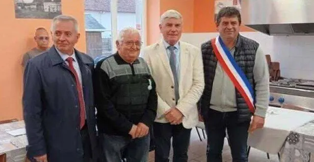 photo  michel blondeau a reçu la médaille d’argent de la ville.  &copy;  ouest-france 