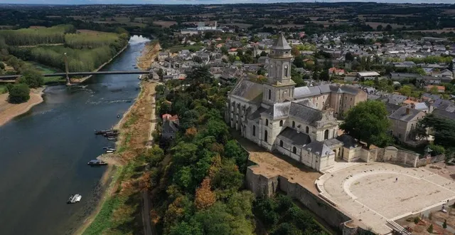 photo  juchée sur le mont glonne, l’abbatiale de saint-florent-le-vieil domine la loire. son promontoire offre un magnifique point de vue.  &copy;  archives co – josselin clair 
