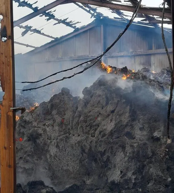 photo le feu a pris dans un bâtiment de 400m².  ©  photo le maine libre
