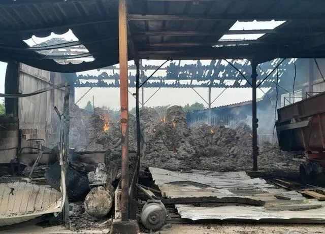photo à 9 heures ce vendredi matin des flammes étaient toujours visibles.  ©  photo le maine libre