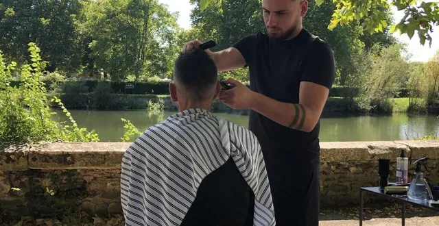 photo  comme ici avec geoffrey, antonin chassevent, un jeune coiffeur de 20 ans, employé à la flèche (sarthe), a décidé d’offrir des coupes de cheveux gratuites aux sans-abri.  &copy;  ouest-france 