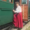 photo martine richoux, présidente de l’association des amis du petit-anjou, monte dans un wagon restauré.