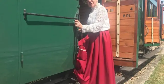 photo  martine richoux, présidente de l’association des amis du petit-anjou, monte dans un wagon restauré.  &copy;  ouest-france 