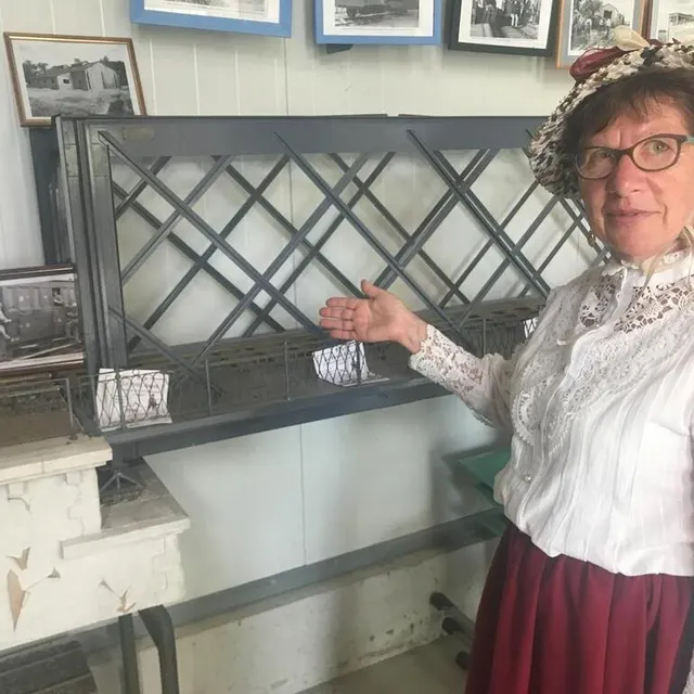 Martine Richoux, présidente de l’association des Amis du Petit-Anjou, devant un modèle miniature du pont de Pruniers. Ouest-France photo martine richoux, présidente de l’association des amis du petit-anjou, devant un modèle miniature du pont de pruniers. © ouest-france