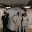 photo aldric evain, directeur délégué du pôle santé sarthe et loir, aux côtés de manuel cottereau et céline gaye, manipulateurs radio, devant la nouvelle machine irm, installée à l’hôpital du bailleul (sarthe).