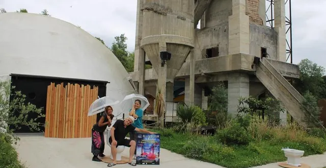 photo  sylvain michoux, repreneur de la friche industrielle devenue citadelle des anges, à téloché (sarthe), en compagnie des comédiennes marie lacassin et isabelle cany.  &copy;  ouest-france 