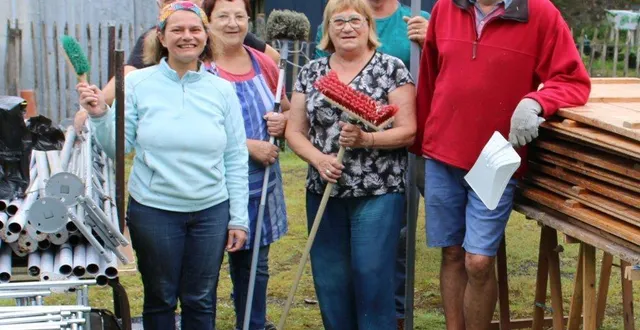 photo  marc moreuil, à droite, et l’équipe du comité des fêtes, préparent la fête de l’assomption.  &copy;  le maine libre 