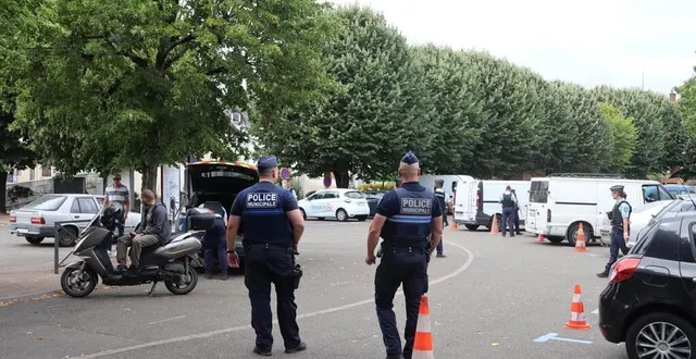 photo  gendarmes et policiers municipaux ont contrôlé des voitures passant près de la place de la république vendredi 9 août.  &copy;  ouest-france 