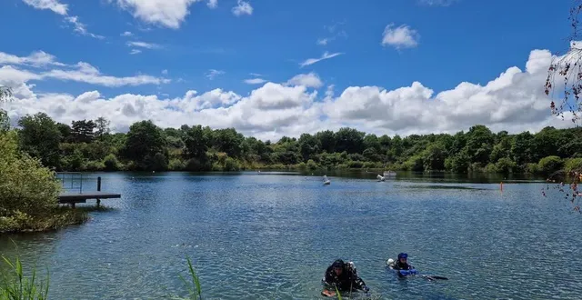 photo  roussay (sèvremoine), dimanche 21 juillet 2024. même si elle a des allures de lac, il ne faut pas s’y tromper, c’est bel et bien une ancienne carrière dans laquelle on peut plonger.  &copy;  co – antonin patarin 