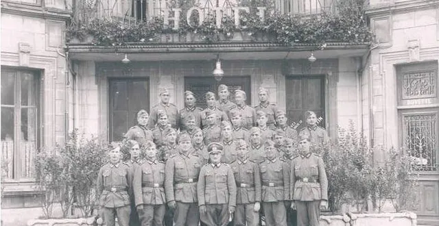 photo  pendant l’occupation d’argentan (orne), des soldats allemands devant l’hôtel du cheval blanc (vers l’actuel bentley), boulevard carnot.  &copy;  collection privée 