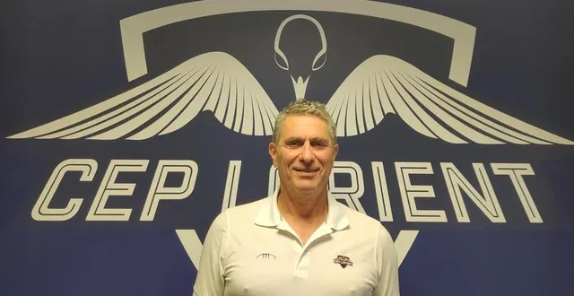 photo  l’entraîneur porte fièrement ses nouvelles couleurs.  &copy;  ouest-france 