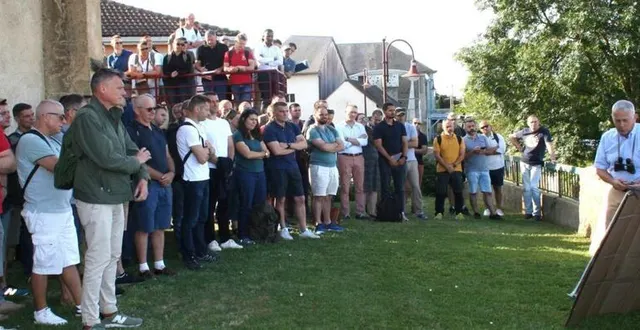photo  le lieutenant-colonel christophe gué explique aux 80 officiers de réserve stagiaires, la situation des troupes armées, 80 ans plus tôt.  &copy;  le maine libre 