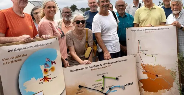 photo  saint-jean-de-linières, le 3 août 2024. une vingtaine de personnes ont suivi début août le circuit de la libération animé par l’historien guy stefanini (à droite) accompagné de michel letertre (à droite à l’arrière-plan), professeur d’histoire, tous deux membres des amis de pignerolle.  &copy;  co – régine lemarchand 