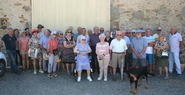 photo  ballon-saint-mars, jeudi. les trois témoins de cette journée du 8 août 1944, nadine coulon, lucette boivin et victor montaroux, au centre de l’image, ont revécu cette triste journée en se remémorant des détails dont ils se souviennent, alors qu’ils étaient enfants.  &copy;  le maine libre 