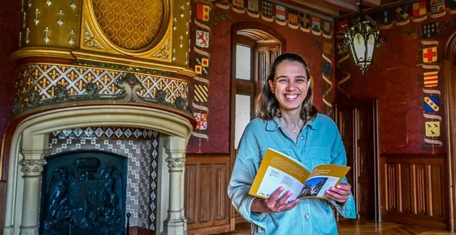 photo  tiphaine, guide au château de courtanvaux, revient sur l’histoire de cette pièce aux 150 armoiries. quasiment toutes sont associées au nom d’une femme.  &copy;  le maine libre – yvon loué 