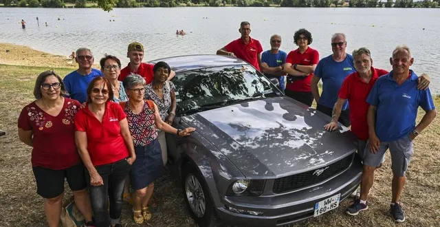 photo  organisateurs et groupe de bénévoles autour d’une ford mustang.  &copy;  le maine libre – denis lambert 