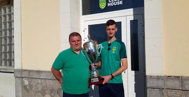 photo  nicolas fourmon (à gauche) et corentin marçais avec la coupe du district de la sarthe remportée par le club athlétique de loué, le 22 juin dernier.   &copy;  le maine libre 
