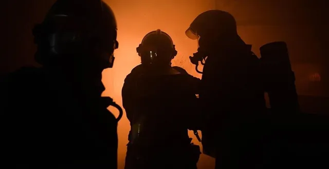 photo  une trentaine de sapeurs-pompiers de la région angevine ont lutté contre un incendie qui a détruit un appartement à chalonnes-sur-loire.  &copy;  photo co d’illustration - josselin clair 