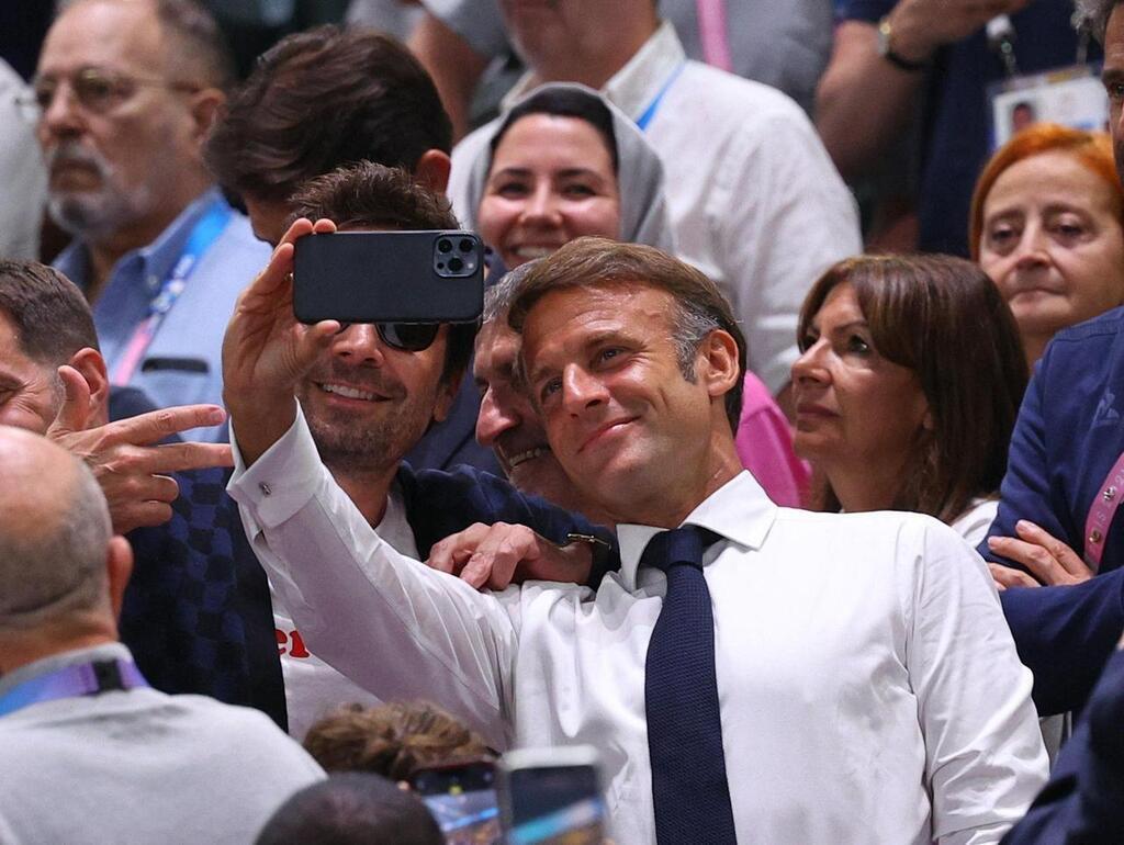 JO 2024. Emmanuel Macron et Jimmy Fallon posent ensemble pour un selfie