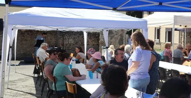 photo  plus de 250 personnes ont déjeuné sur la nouvelle place de la boucherie, à précigné, dimanche.  &copy;  ouest-france 