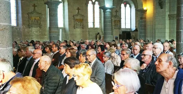 photo  des paroissiens attristés étaient présents en très grand nombre pour les funérailles de leur ancien curé.  &copy;  ouest-france 