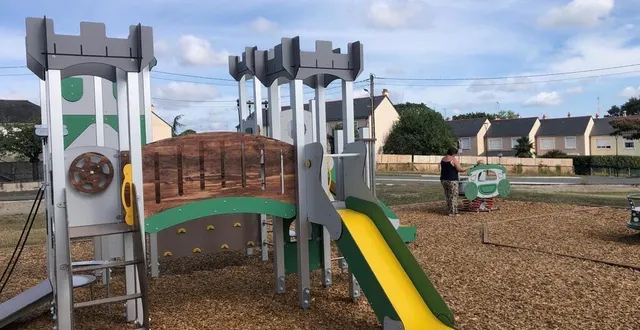 photo  l’aire de jeux est décorée sur le thème médiéval.  &copy;  ouest-france 