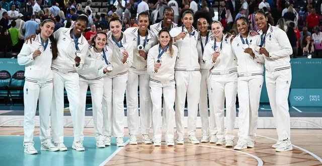 photo  alexia chery (quatrième en partant de la gauche) et iliana rupert (cinquième) ont décroché l’argent olympique.  &copy;  afp 