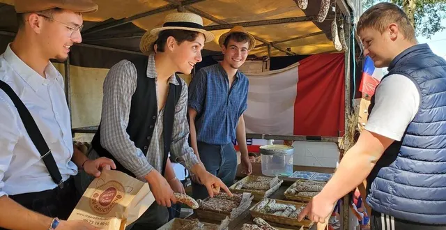photo  angrie, le 11 août 2024. baptiste, grégoire et maxence sont vêtus de tenue d’époque pour vendre leur stock de 400 saucissons.  &copy;  co – oscar lebreton 