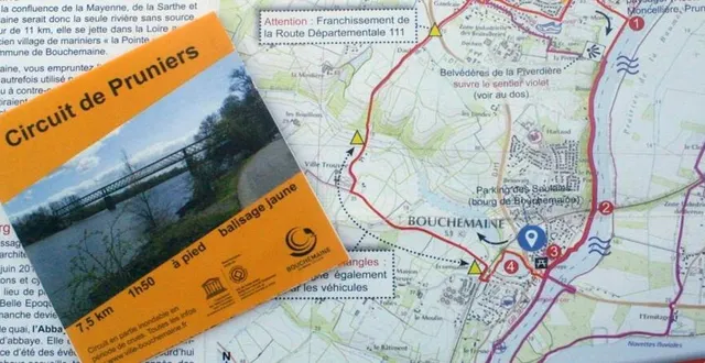 photo  concentrant cartographie et informations, ces guides de randonnée des circuits communaux sont bien conçus et tiennent dans la poche.  &copy;  co 