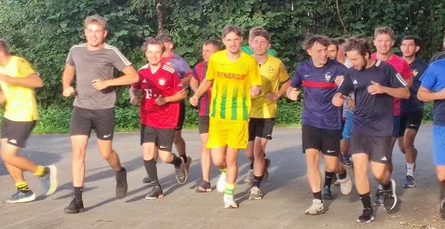 photo  les entraînements ont repris par des courses dans le bois de la pentière, histoire d’évaluer la forme physique de chaque joueur.  &copy;  ouest-france 