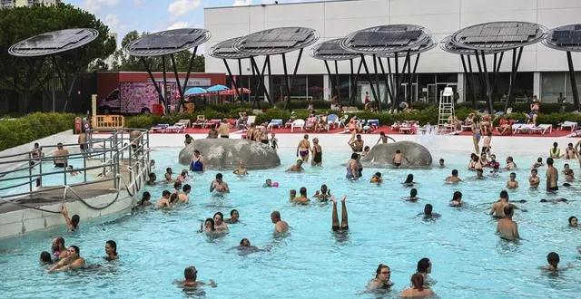 photo  la piscine des atlantides au mans propose piscine à vagues, toboggans, plongeoir…  &copy;  archives le maine libre - denis lambert 