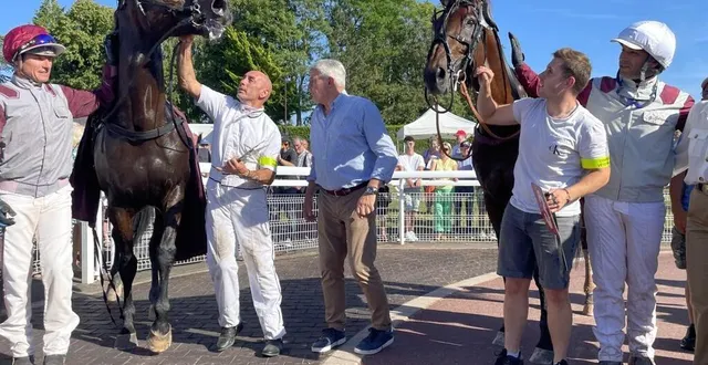 photo  sur le ring d’arrivée, l’entraîneur philippe allaire (au centre, en chemise bleue) avec « just a gigolo » (à gauche) et « hohneck » (à droite) et leurs drivers respectifs, david thomain et gabriele gelormini.  &copy;  ouest-france 