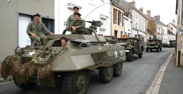 photo  les blindés arrivent de souligné-sous-ballon. on peut imaginer 80 ans plus tôt, l’émotion des habitants tellement cela paraît réel.  &copy;  le maine libre 