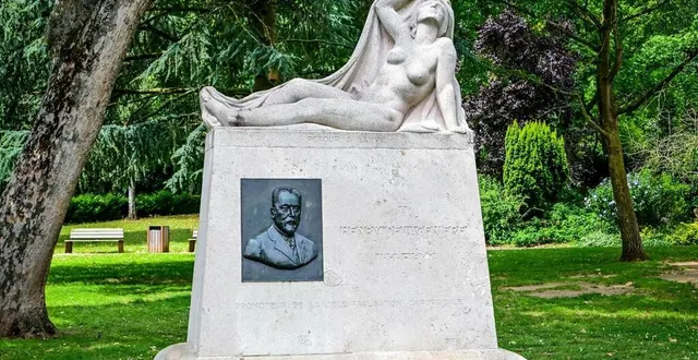 photo  la statue « retour a la vie » est installée au parc victor-hugo.  &copy;  photo le maine libre - yvon loue 
