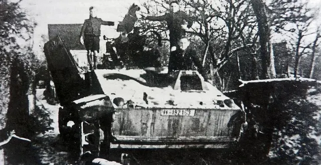 photo  raymond michel et gilbert morin sur le canon automoteur de 150 mm de type hummel monté sur châssis de panzer iv détruit à clairefougère.  &copy;  collection famille morin 