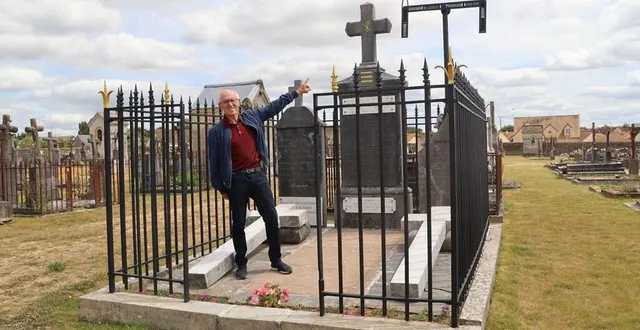 photo  thierry michel a passé plus de 200 heures pour restaurer le tombeau de la famille chappe dans le cimetière de brûlon.  &copy;  ouest-france 