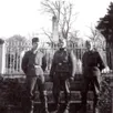 photo trois soldats allemands posant devant le monument aux morts d’aunou-le-faucon près d’argentan.