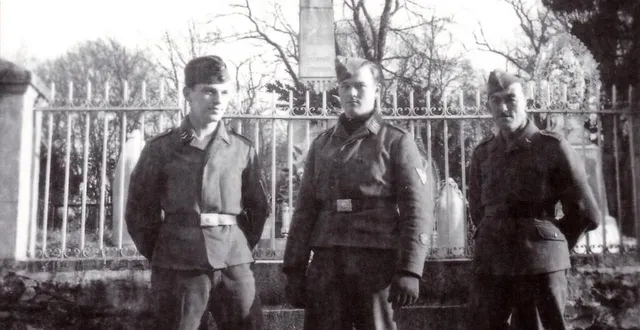 photo  trois soldats allemands posant devant le monument aux morts d’aunou-le-faucon près d’argentan.  &copy;  collection privée 