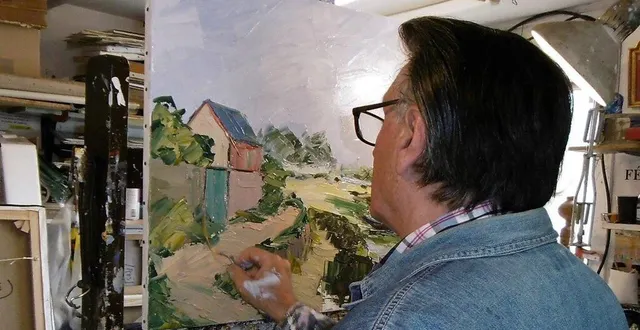 photo  félix trost, ici dans son atelier, exposera à bouchemaine du 17 au 25 août.  &copy;  co 