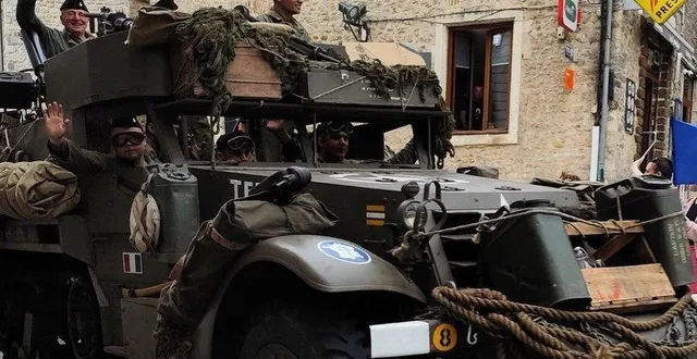 photo  une colonne de 45 véhicules militaires et 200 participants a traversé la commune de loué le 8 août dernier  &copy;  le maine libre. 