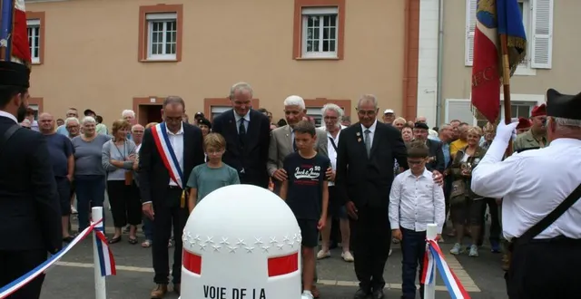 photo  les enfants entourés des autorités ont déposé une gerbe en reconnaissance des soldats qui ont libéré souligné-sous-ballon.  &copy;  le maine libre 