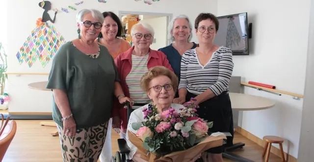 photo  denise boucheron, entourée de ses filles, à l’ehpad pierre wadier jeudi.  &copy;  ouest-france 