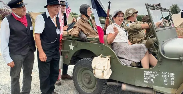 photo  à la libération, les français laissaient éclater leur joie à l’image de ces bénévoles des amis du petit-anjou lors de cette commémoration assortie de multiples animations et d’une conférence de l’historien guy stefanini.  &copy;  ouest-france 