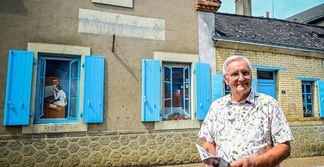 photo  jean-marie bousset, président de l’association du patrimoine, apprécie beaucoup les dessins sur l’ancienne poste.  &copy;  photo le maine libre – yvon loué 